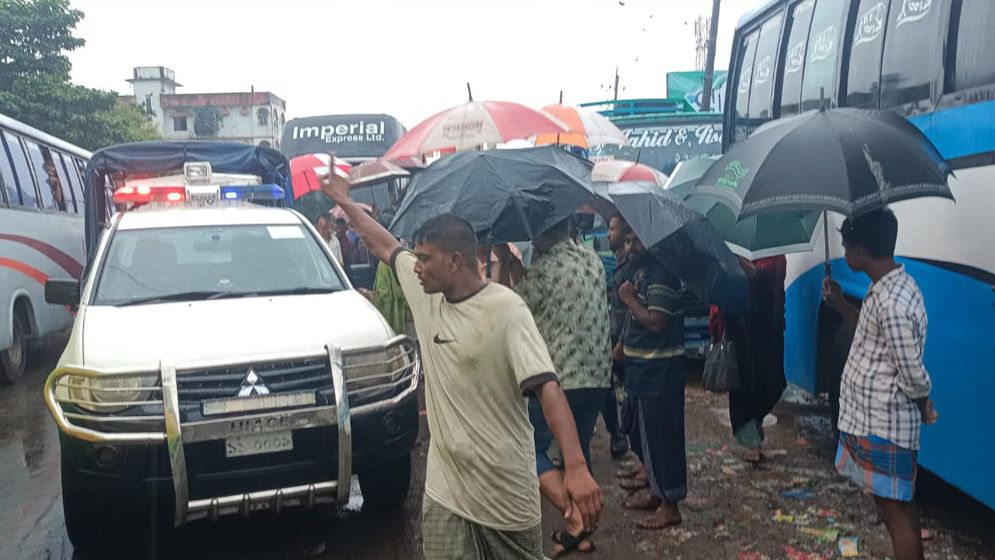 সুনামগঞ্জে পরিবহণ শ্রমিকদের অনির্দিষ্টকালের কর্মবিরতি চলছে