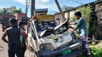 চট্টগ্রামে দাঁড়িয়ে থাকা কাভার্ড ভ্যানে পিকআপের ধাক্কা, নিহত বেড়ে ৫