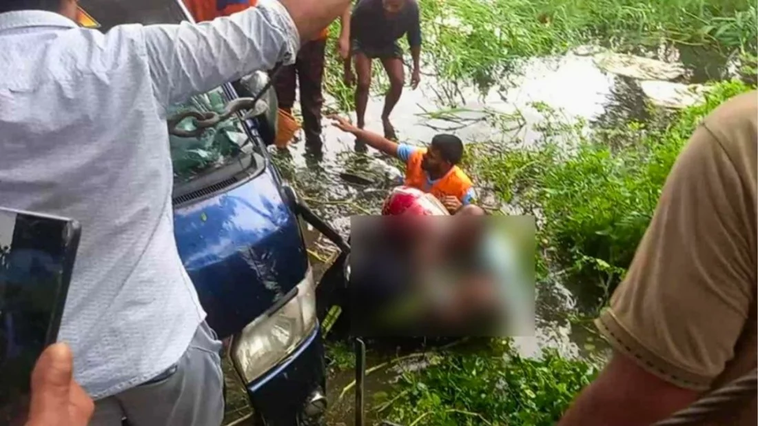 প্রবাসীকে নিয়ে বাড়ি ফেরার পথে নিয়ন্ত্রণ হারিয়ে মাইক্রোবাস খালে, নিহত ৭