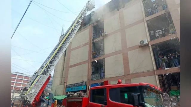 গুলিস্তানে সুন্দরবন স্কয়ার মার্কেটে আগুন, নিয়ন্ত্রণে ১১ ইউনিট