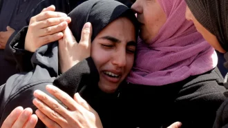 গাজায় ইসরায়েলি হামলায় একদিনে নিহত আরও ১০০ ফিলিস্তিনি