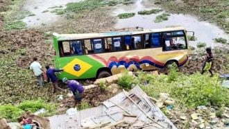 সুনামগঞ্জে যাত্রীবাহী বাস খাদে, আহত ১৫