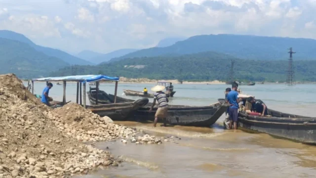 শুরু হচ্ছে অভিযান, সাড়ে ৬ লাখ ঘনফুট পাথর স্বেচ্ছায় জমা