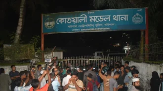 পুলিশ বলছে গ্রেপ্তার সুহান ‘ছাত্রলীগ নেতা’, সমন্বয়ক দাবি করে থানা ঘেরাও