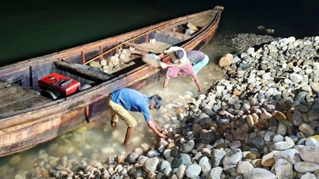 সিলেটে সাদা পাথর লুটপাট: অভিযানে ১২ হাজার ঘনফুট পাথর উদ্ধার