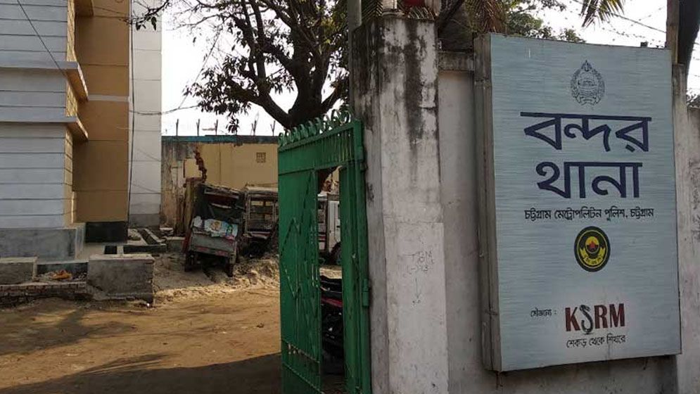 আওয়ামী মিছিল থেকে পুলিশকে ধাওয়া, এসআইকে কুপিয়ে জখম