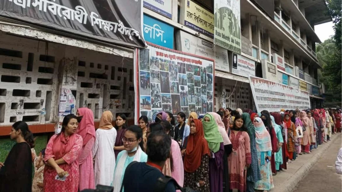 ডাকসু নির্বাচন শুরু, সকাল থেকেই ভোটারের দীর্ঘ লাইন