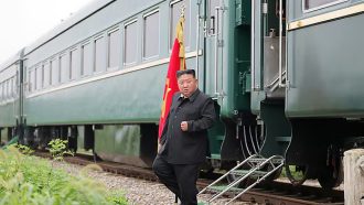 কিমের চীন সফর: নীল ও স্বচ্ছ তরল, সিগারেট, মার্সিডিজ গাড়ি—কী নেই বুলেটপ্রুফ ট্রেনটিতে