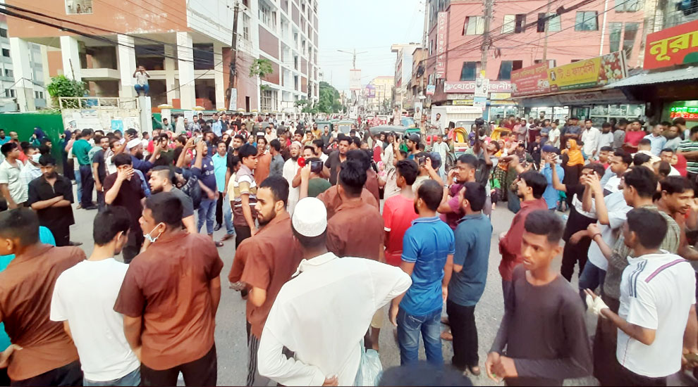 ওসমানীর ট্যাংকির প্লাস্টার ধসে প্রাণ গেল কর্মচারীর, অবরোধ