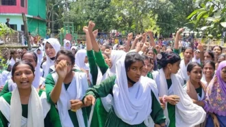 শিক্ষককে ‘পেটানোয়’ প্রাথমিক স্কুল ঘেরাও করে উচ্চ বিদ্যালয়ের শিক্ষার্থীদের বিক্ষোভ