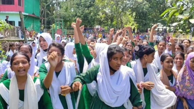 শিক্ষককে ‘পেটানোয়’ প্রাথমিক স্কুল ঘেরাও করে উচ্চ বিদ্যালয়ের শিক্ষার্থীদের বিক্ষোভ