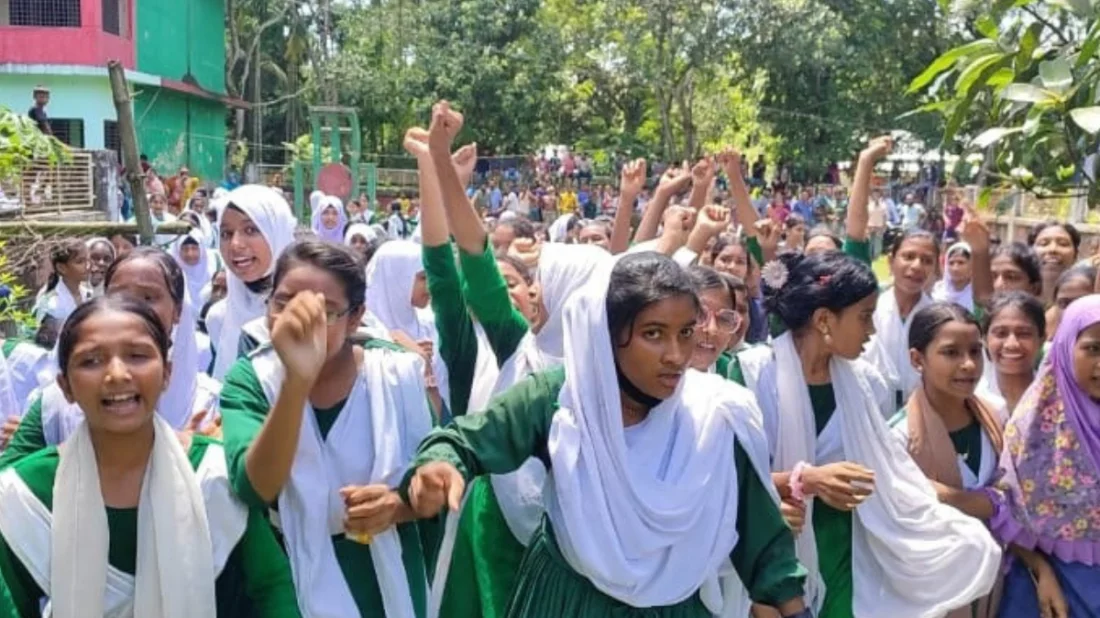 শিক্ষককে ‘পেটানোয়’ প্রাথমিক স্কুল ঘেরাও করে উচ্চ বিদ্যালয়ের শিক্ষার্থীদের বিক্ষোভ