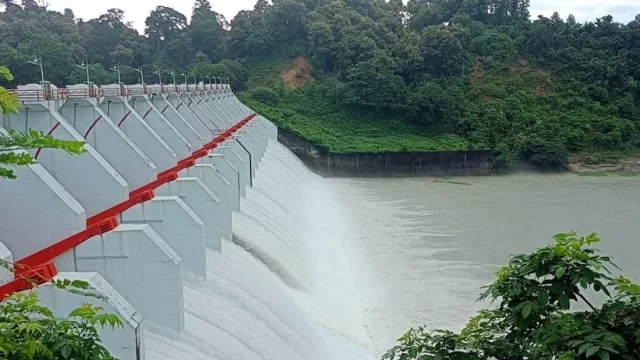 কাপ্তাই বাঁধের জলকপাট খুলে সেকেন্ডে ছাড়া হচ্ছে ৬৩ হাজার কিউসেক পানি
