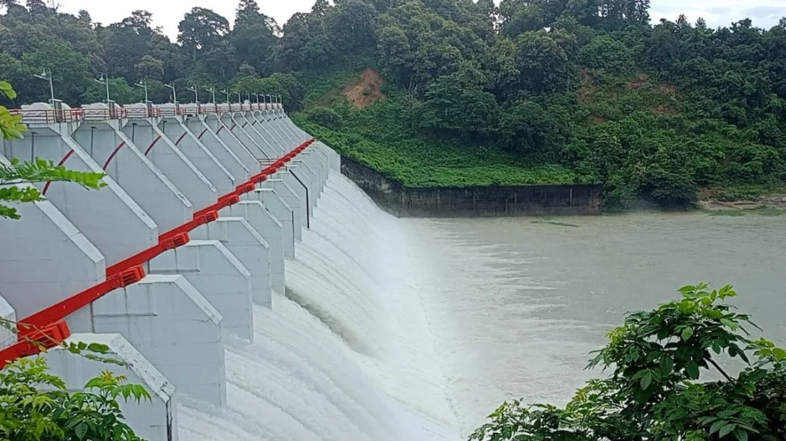 কাপ্তাই বাঁধের জলকপাট খুলে সেকেন্ডে ছাড়া হচ্ছে ৬৩ হাজার কিউসেক পানি