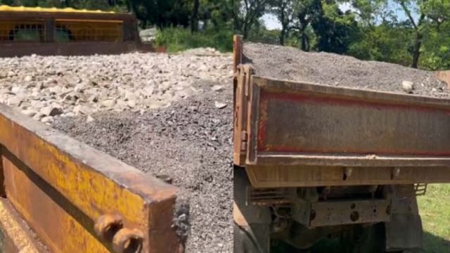 সিলেটে দিনদুপুরে পাথর পাচার : ট্রাক জব্দ