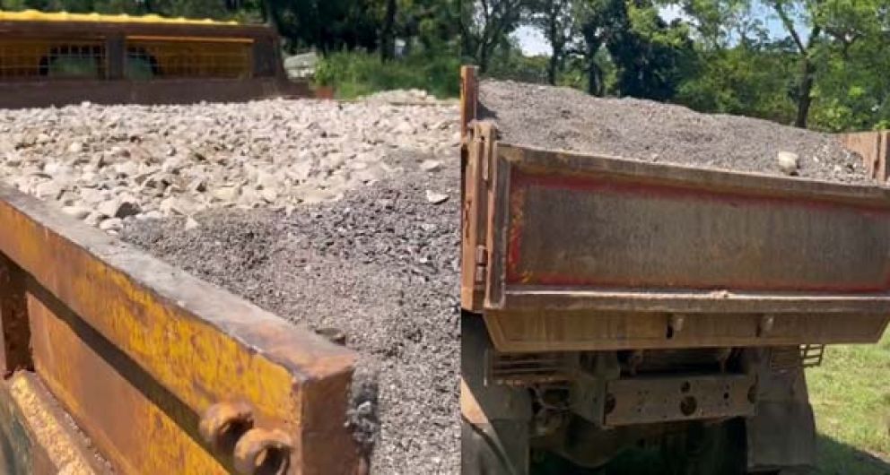 সিলেটে দিনদুপুরে পাথর পাচার : ট্রাক জব্দ