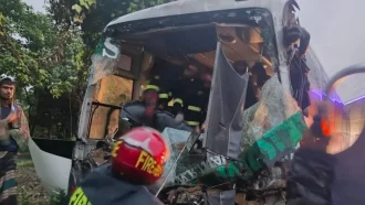 ফেনীতে দাঁড়িয়ে থাকা ট্রাকের পেছনে বাসের ধাক্কা, নিহত ২