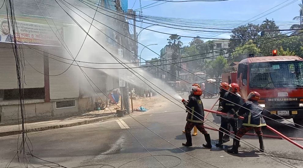 সিলেটে বিদ্যুতের খুঁটিতে আগুন