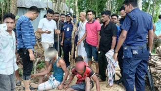 চকরিয়ায় সড়কে ব্যারিকেড দিয়ে যানবাহনে ডাকাতির ঘটনায় অস্ত্র উদ্ধার, গ্রেপ্তার ৫