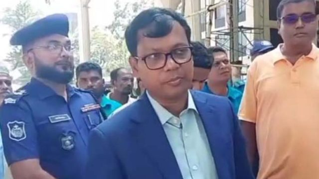 ২ মিনিটে টিকেট শেষ, এটা হতে পারে না : সিলেট রেলওয়ে স্টেশনে ডিসি