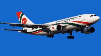 ঘুষি মেরে বিমানের মনিটর ভা ঙ লে ন লন্ডন ফেরত যাত্রী