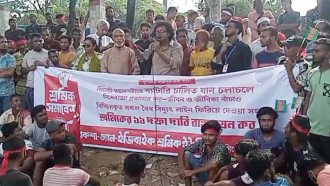 চৌহাট্টায় সড়ক অবরোধ করে আন্দোলনে ব্যাটারি রিকশা শ্রমিকরা