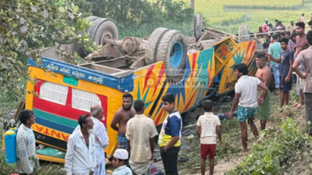 মাধবপুরে বাস উল্টে নিহত ১, আহত ৩০