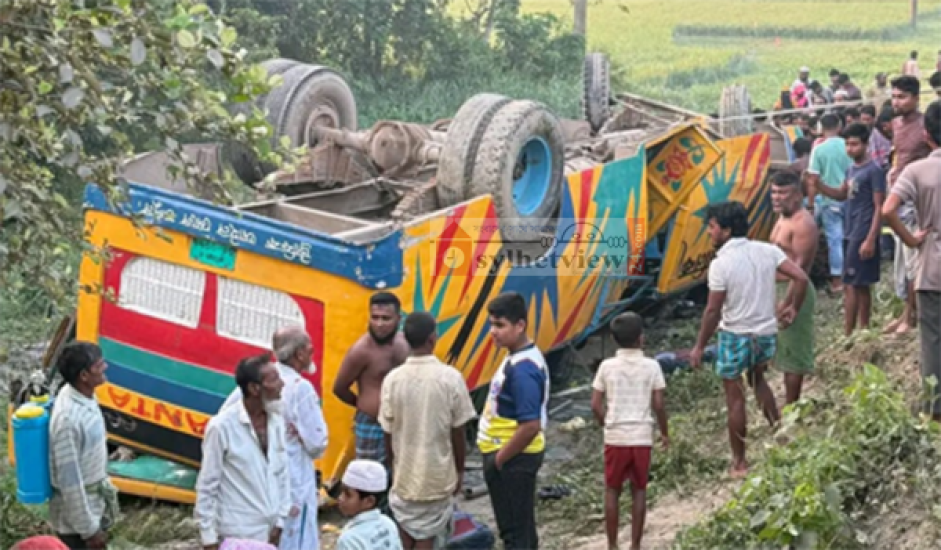 মাধবপুরে বাস উল্টে নিহত ১, আহত ৩০