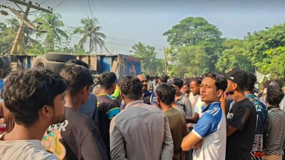 পাবনায় বাঁশবোঝাই ট্রাকের ধাক্কায় উল্টে গেল ভ্যান, স্কুলশিক্ষার্থীসহ নিহত ৩