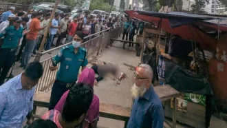 মেট্রোরেলের পিলারের বিয়ারিং স্প্রিং ছিটকে পড়ে পথচারীর মৃত্যু, ট্রেন চলাচল বন্ধ