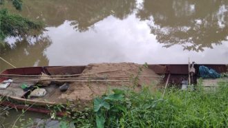 জুড়ী নদী থেকে লুট হওয়া বালু জব্দ : জরিমানা