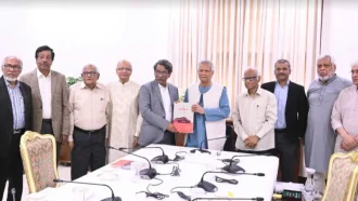 জুলাই সনদ বাস্তবায়নের সুপারিশ প্রধান উপদেষ্টার কাছে হস্তান্তর