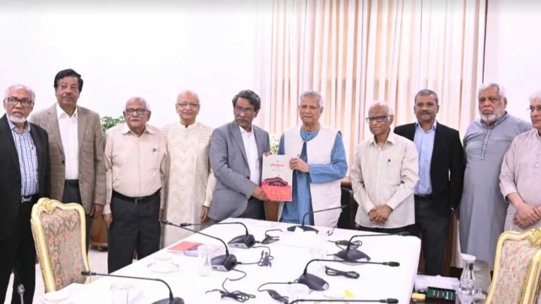 জুলাই সনদ বাস্তবায়নের সুপারিশ প্রধান উপদেষ্টার কাছে হস্তান্তর