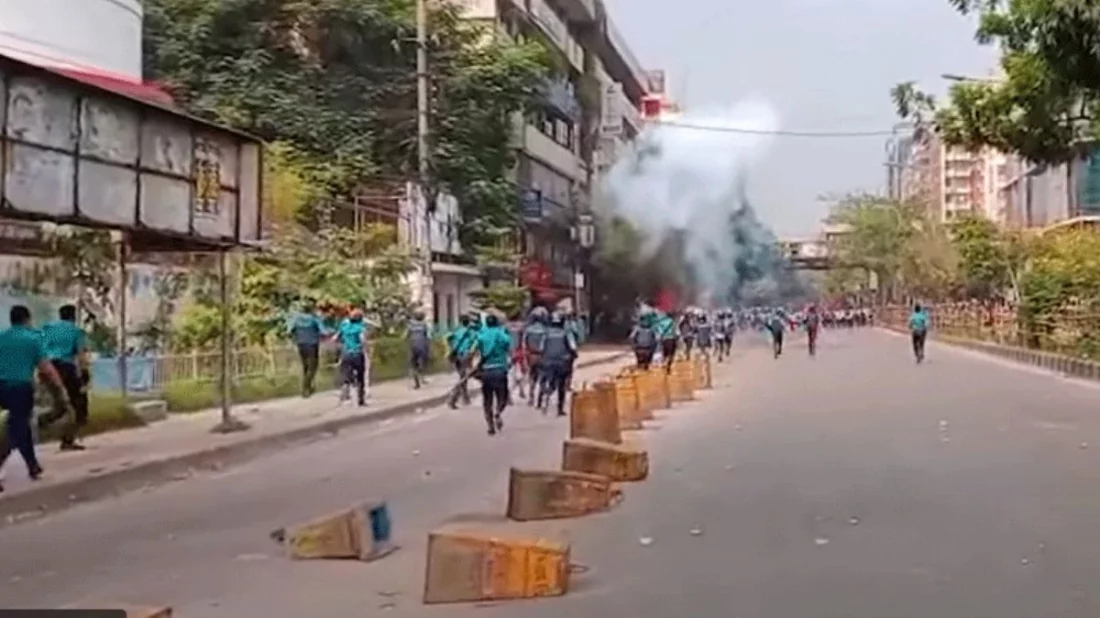 ধানমন্ডিতে আইডিয়াল কলেজ শিক্ষার্থীদের সঙ্গে পুলিশের সংঘর্ষ