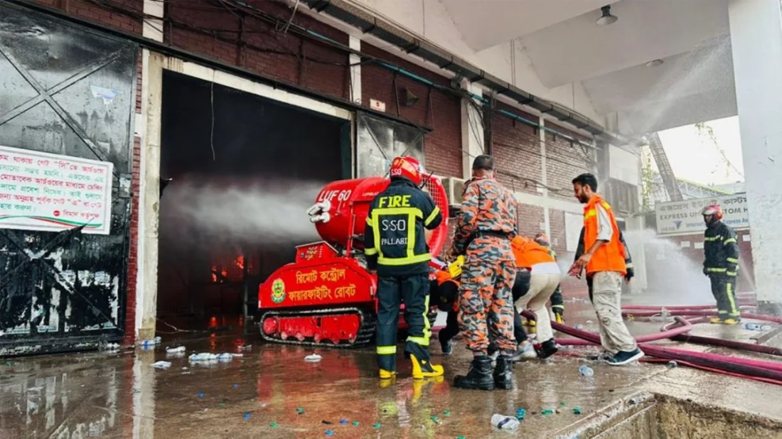সাড়ে ৩ ঘণ্টায়ও নিয়ন্ত্রণে আসেনি আগুন, কাজ করছে ৩৭ ইউনিট
