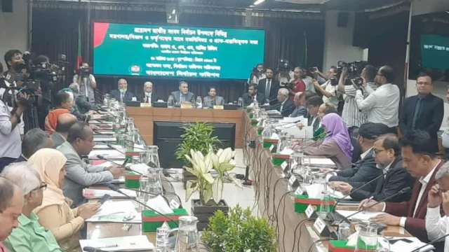 নির্বাচনের প্রস্তুতি নিয়ে সচিব ও কর্মকর্তাদের সঙ্গে বৈঠকে ইসি