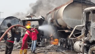 নাইজেরিয়ায় জ্বালানি ট্যাঙ্কারে বিস্ফোরণ, নিহত অন্তত ৩৮
