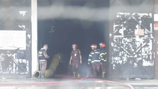 বিমানবন্দরে আগুনে পুড়লো ব্যবসায়ীদের স্বপ্ন, ২১ ঘণ্টা পরও উড়ছে ধোঁয়া