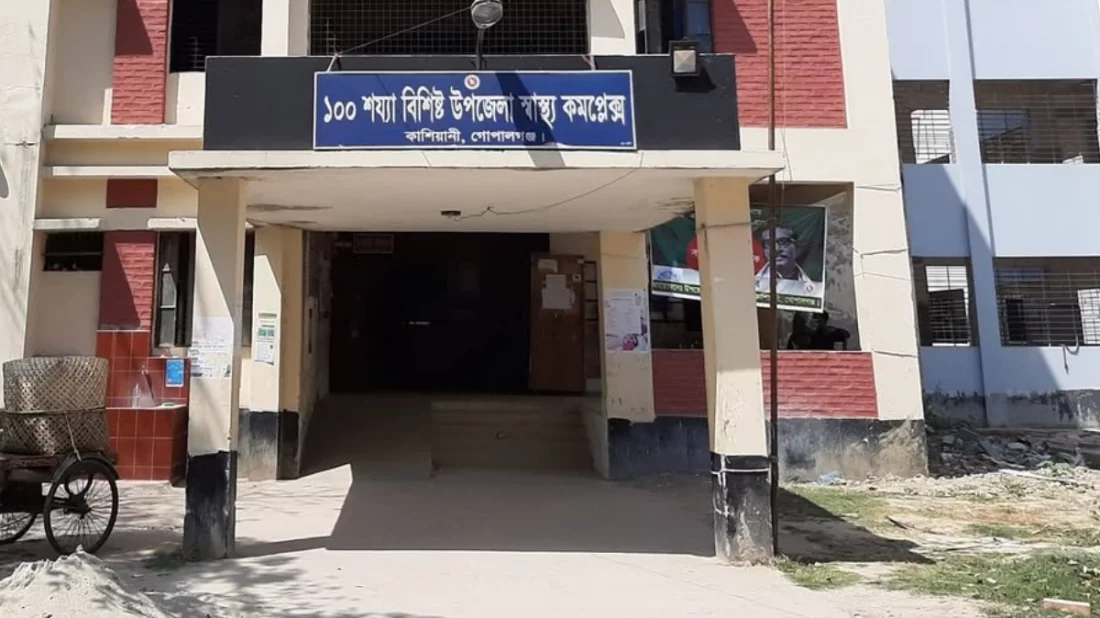 গোপালগঞ্জে বাস উল্টে হেলপার নিহত, আহত ৩০