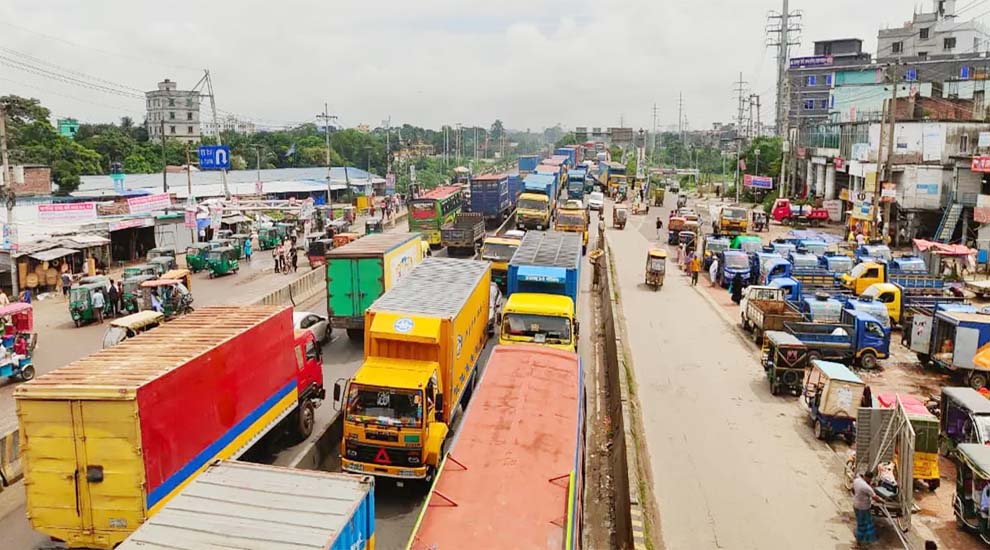 সিলেট-ঢাকা মহাসড়কে দু র্ভো গে হাজার হাজার যাত্রী