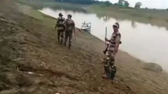 জকিগঞ্জ সীমান্তে বাংলাদেশে ঢুকে বাঁশের খুঁটি উপড়ে ফেললো বিএসএফ