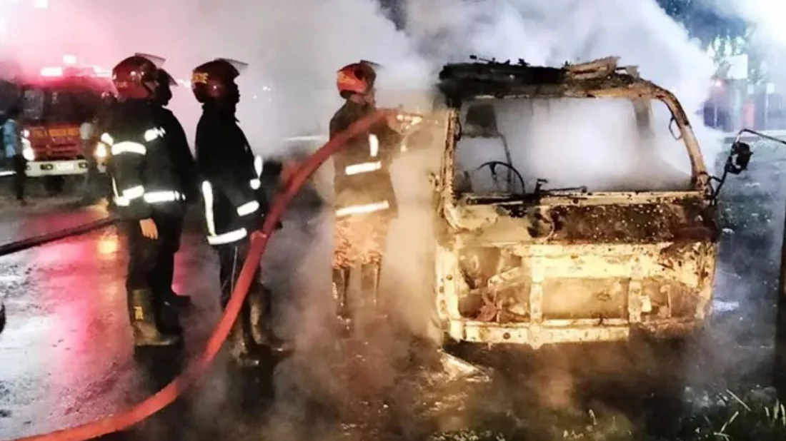 কিশোরগঞ্জ সিভিল সার্জন কার্যালয়ের সামনে অ্যাম্বুলেন্সে দুর্বৃত্তদের আগুন