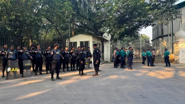 ১৩ সেনা কর্মকর্তাকে আনা হচ্ছে ট্রাইব্যুনালে, র‍্যাব-বিজিবির কড়া নিরাপত্তা