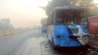 সিদ্ধিরগঞ্জে দাঁড়িয়ে থাকা যাত্রীবাহী বাসে আগুন