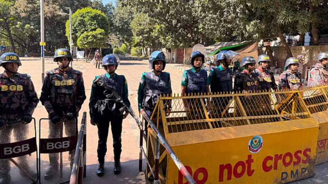 ধানমন্ডি ৩২ থেকে এক্সকাভেটর সরিয়ে নেওয়া হয়েছে