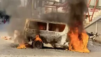 উত্তরায় ইঞ্জিনে ওভার হিটের কারণে মাইক্রোবাসে আগুন