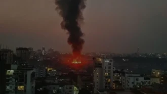 কড়াইল বস্তিতে ভয়াবহ আগুন, নিয়ন্ত্রণে ফায়ার সার্ভিসের ১৬ ইউনিট