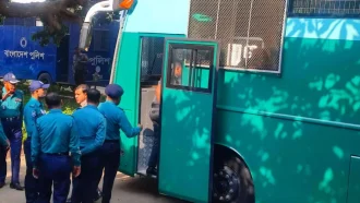 মানবতাবিরোধী অপরাধ মামলা: সবুজ প্রিজনভ্যানে ট্রাইব্যুনালে হাজির দুই সেনা কর্মকর্তা