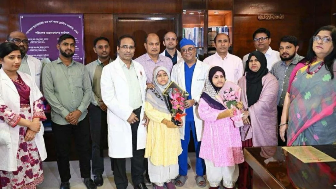 ৪৫ দিন পর বাড়ি ফিরলো বিমান দুর্ঘটনায় দগ্ধ যমজ সায়রা ও সায়মা