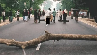 ফরিদপুরে রাস্তায় গাছ ফেলে মহাসড়ক অবরোধ